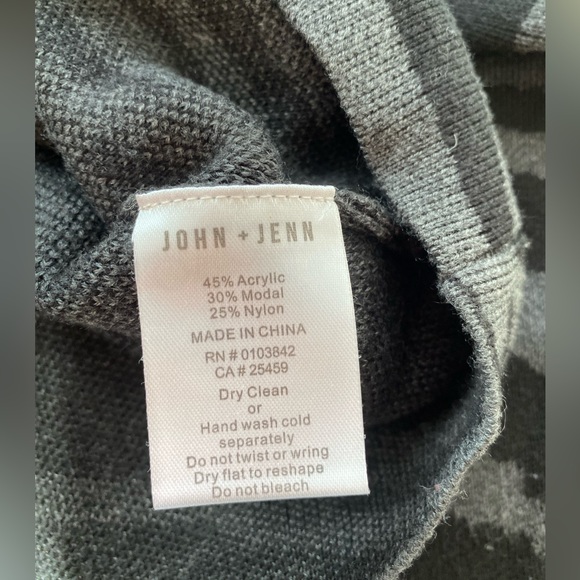 John+Jenn Animal Print Cropped Sweater.  Size S/P. - Picture 3 of 4